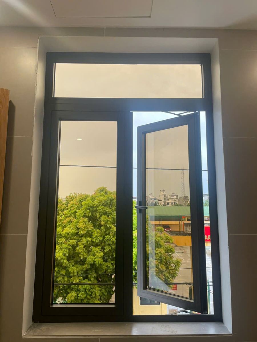 Cửa sổ mở quay kết hợp vách kính