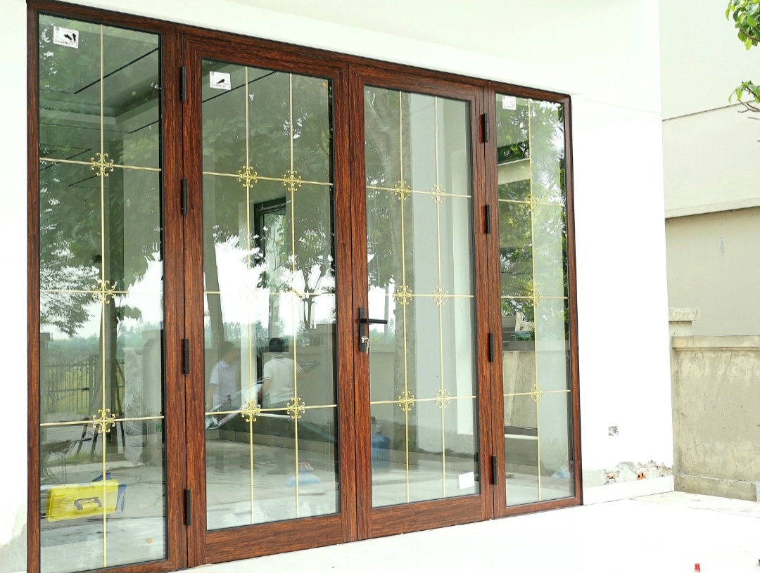 Kính cao cấp kết hợp nhôm vân gỗ trắc