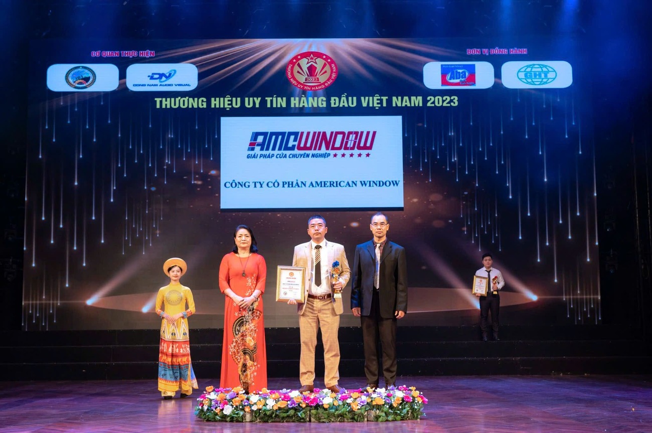Đại diện AMC Window nhận danh hiệu Thương hiệu uy tín hàng đầu Việt Nam 2023, khẳng định vị thế và uy tín của doanh nghiệp trong lĩnh vực sản xuất, lắp đặt cửa nhôm kính.