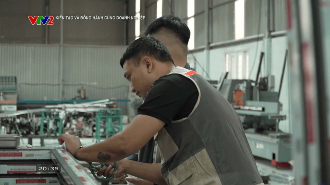 Kỹ thuật viên AMC Window kiểm tra và hoàn thiện các chi tiết cửa nhôm Xingfa trong quá trình sản xuất, đảm bảo độ chính xác và chất lượng trước khi xuất xưởng.