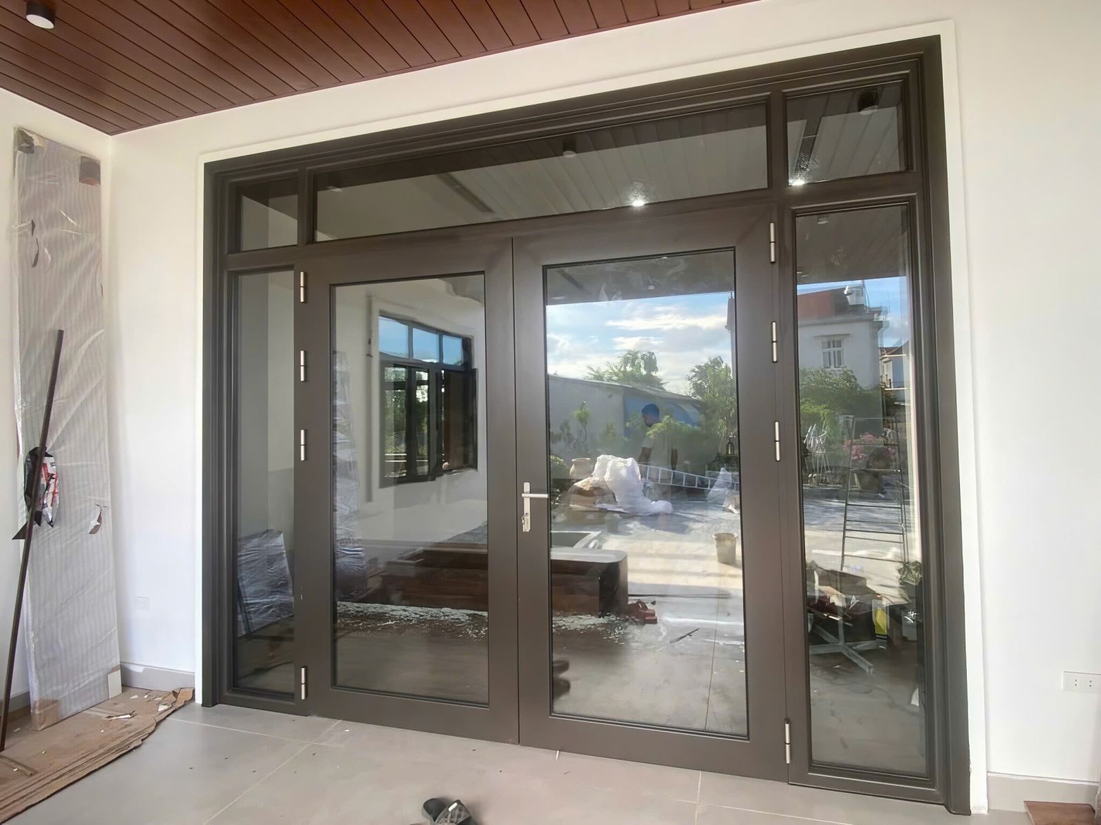 Cửa đi 2 cánh kết hợp ô fix hai bên và phía trên, hoàn thiện tại công trình nhà dân Kim Thành - Hải Dương