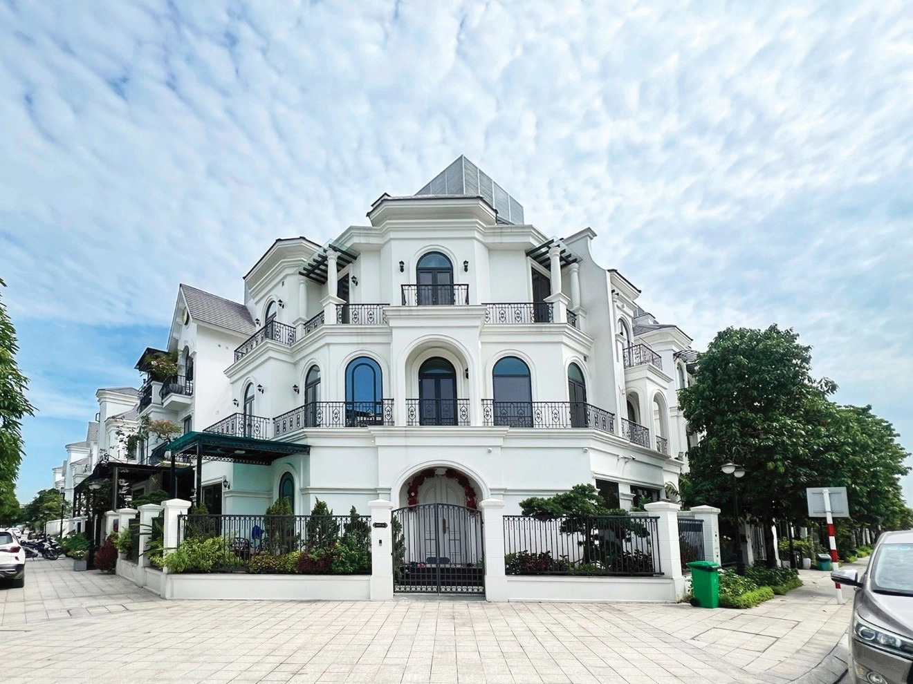 cua nhom tan co dien 1